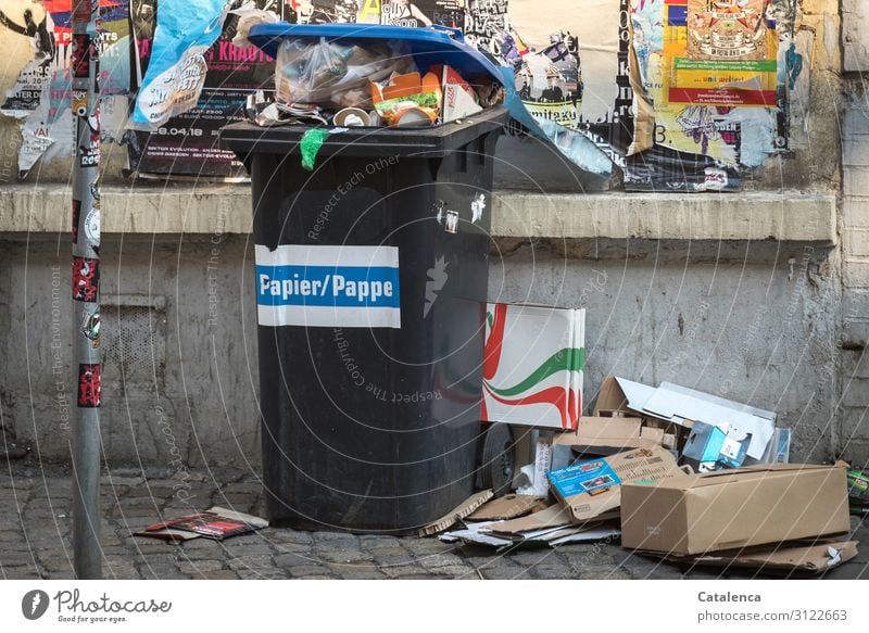 Hier riecht es doch nach | Abfall Müll Mülltonne Straßenrand Papier Plastik Essensreste Pizzareste Umweltverschmutzung Kunststoff Recycling Problematik dreckig