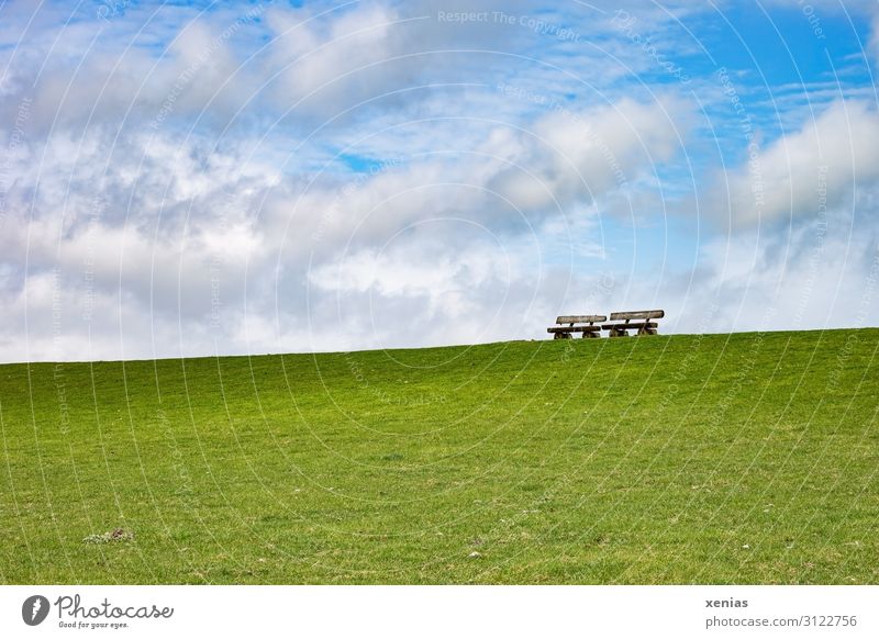 Stehen zwei Bänke auf dem Deich..bei schönem Wetter Bank Parkbank Sitzplatz Natur Landschaft Himmel Wolken Frühling Sommer Klima Schönes Wetter Gras Wiese Küste