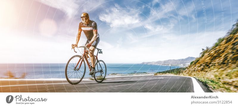 Mature Adult auf einem Rennrad Klettern den Hügel am Mittelmeer Landschaft Küstenstraße Ferien & Urlaub & Reisen Sommer Strand Sport Mensch Natur Verkehrsmittel
