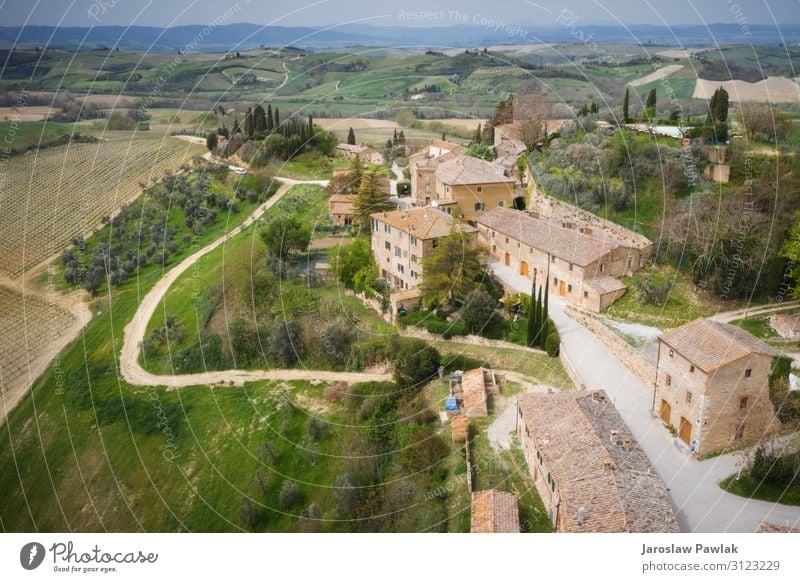 Die kleine Stadt Lucignano d'Asso, von oben aufgenommen, mit einer Drohne fliegend. Dröhnen lucignano Stein Gebäude niemand Dorf Italien Europa antik Haus