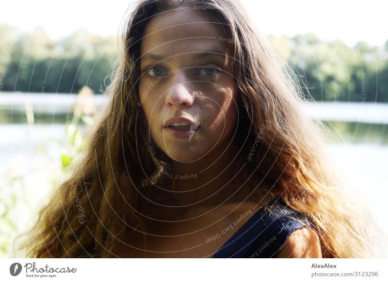 Portrait einer jungen Frau mit langen, brünetten Haaren an einem See im Sommer Stil schön Wellness Leben Ausflug Junge Frau Jugendliche 18-30 Jahre Erwachsene