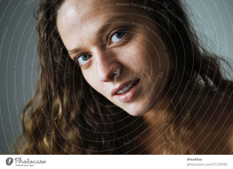 Portrait einer jungen Frau mit lockigen, brünetten Haaren Lifestyle Stil Freude schön Wohlgefühl Junge Frau Jugendliche Haare & Frisuren Gesicht 18-30 Jahre