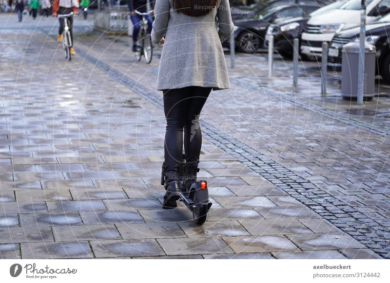 E-Scooter Radfahrer und Fußgänger Lifestyle Freizeit & Hobby Mensch Junge Frau Jugendliche Junger Mann Erwachsene 1 Menschengruppe Menschenmenge Stadt