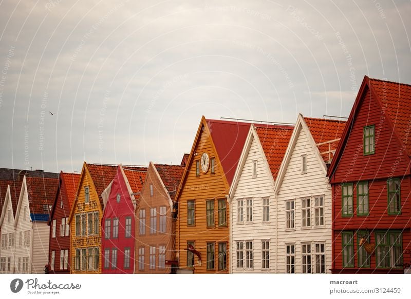 Häuserreihe Häuserzeile Haus Stadt Architektur Straße Himmel Außenaufnahme Menschenleer Fassade Farbfoto Altstadt historisch Textfreiraum oben Bauwerk norwegen