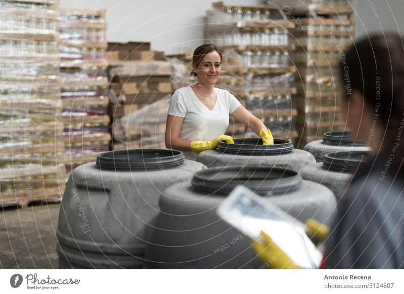Frau schaut Tablette in Oliven Lager Fabrik Kontrolle Früchte Gärung Frucht Arbeit & Erwerbstätigkeit Arbeitsplatz Industrie Business Mensch Erwachsene