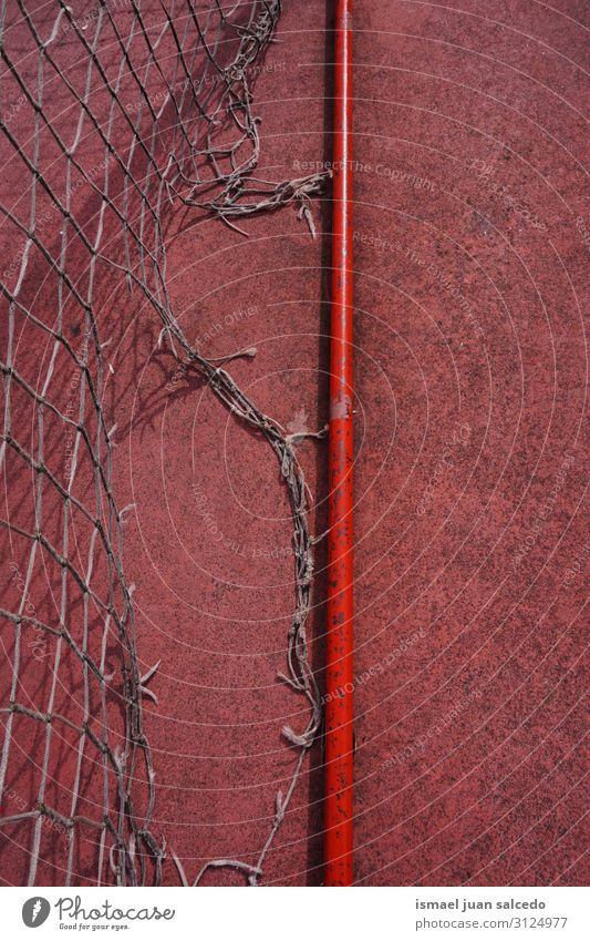 alte verlassene Fußballtorsportausrüstung Spielfeld Gerichtsgebäude rot Tennisnetz Internet Seil Sport Sportgerät Spielen aussetzen Straße Park Spielplatz