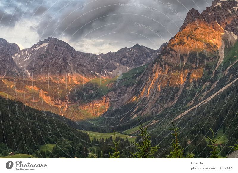 Alpenglühen Natur Landschaft Erde Gewitterwolken Sonnenaufgang Sonnenuntergang Sommer Wald Hügel Felsen Berge u. Gebirge Gipfel Schlucht entdecken Erholung