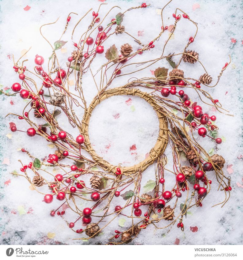 Weihnachtskranz mit roten Beeren auf Schnee Stil Design Winter Party Veranstaltung Feste & Feiern Weihnachten & Advent Natur Dekoration & Verzierung Ornament