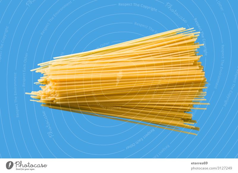 Rohe Spaghetti-Nudeln Spätzle Lebensmittel Gesunde Ernährung Speise Foodfotografie Italienisch roh Zutaten Tradition Mahlzeit geschmackvoll blau