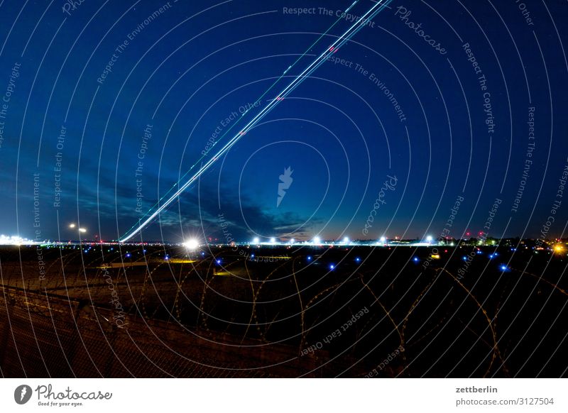 Flugzeugstart in Tegel Abheben Flughafen Flughafen Berlin-Tegel steil Abend Nacht dunkel Nachthimmel Himmel Himmel (Jenseits) Steigung Luftverkehr Bewegung