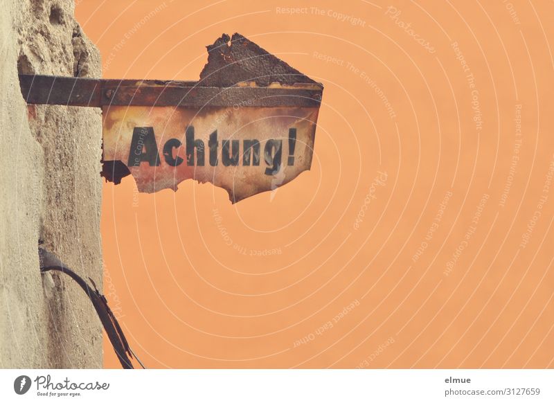 Achtung! High-Tech Informationstechnologie Zeichen Schilder & Markierungen Hinweisschild Warnschild alt eckig historisch kaputt achtsam Design entdecken