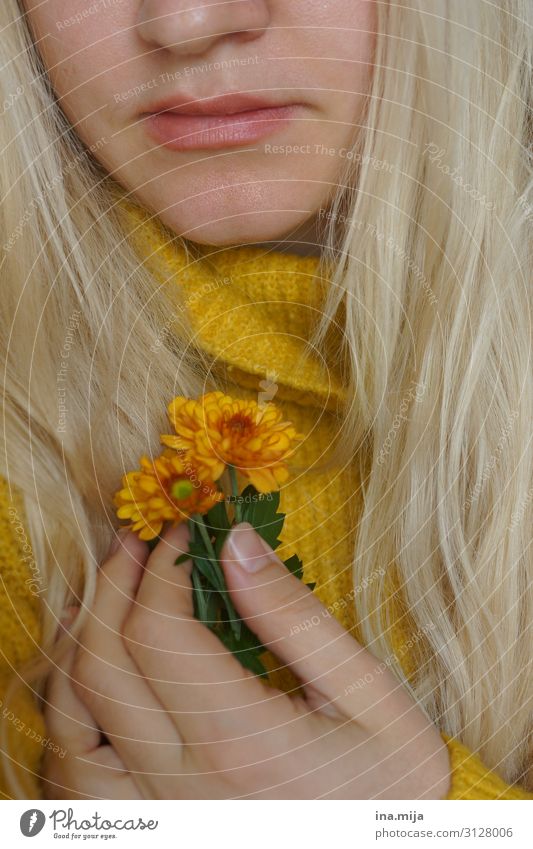 Blumen für dich! Mensch feminin Junge Frau Jugendliche Erwachsene Freundschaft Leben 1 18-30 Jahre 30-45 Jahre Natur Herbst Chrysantheme Pullover