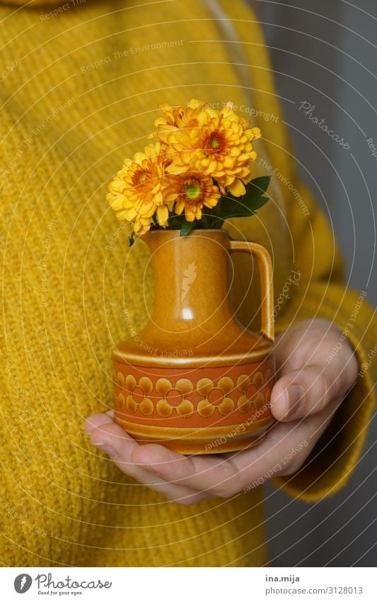 Damals Dekoration & Verzierung Kitsch Krimskrams Souvenir Sammlung Sammlerstück Vase Blühend historisch retro gelb orange Treue Gastfreundschaft dankbar Farbe
