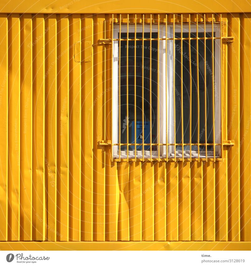 Dichtwerk Häusliches Leben Bauwerk Mauer Wand Fenster Fenstergitter Gitter Container Metall Linie Streifen gelb Schutz Wachsamkeit Überraschung Angst Stress