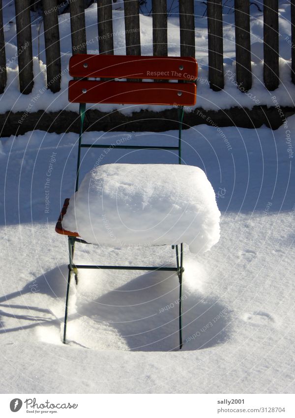 Winterbiergarten... Schönes Wetter Schnee kalt weiß Einsamkeit ruhig stagnierend Stuhl Biergarten Zaun Schneehöhe sitzen Frost Farbfoto Außenaufnahme