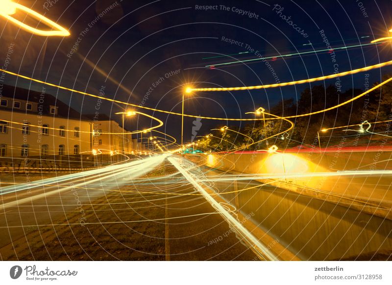 Irrlichter im Straßenverkehr PKW Autobahn Bewegung mehrfarbig Dynamik Phantasie Fantasygeschichte glänzend Eile Kunst Licht Lichtspiel Lichtschreiben