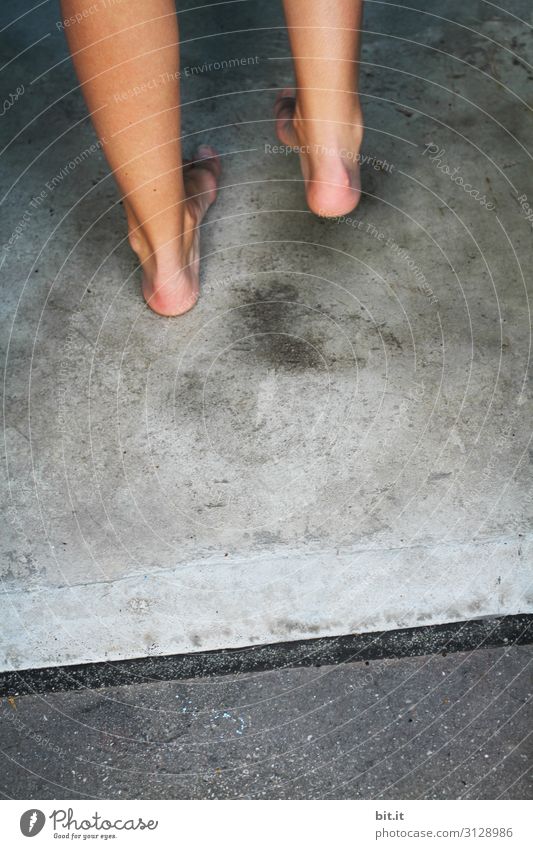 Füße auf Beton Gesundheit Wellness Sinnesorgane Erholung ruhig Spa Massage Akupunktur Sauna Dampfbad Schwimmbad Schwimmen & Baden Mensch Beine Fuß Treppe stehen