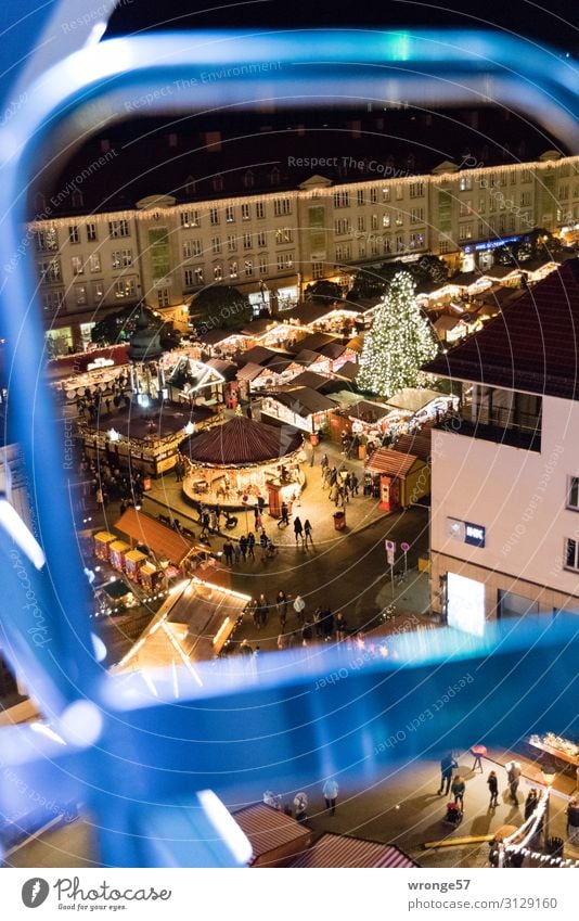 Magdeburger Weihnachtsmarkt II Deutschland Europa Hauptstadt Stadtzentrum Altstadt bevölkert Platz Marktplatz Gebäude hoch blau braun schwarz