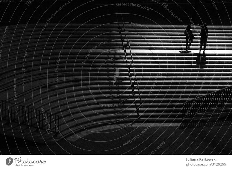 Nachts in Hamburg Mensch maskulin feminin 2 Kunst Hamburger Hafen Deutschland Stadt Hauptstadt Hafenstadt Treppe gehen dunkel Zusammensein gruselig grau schwarz