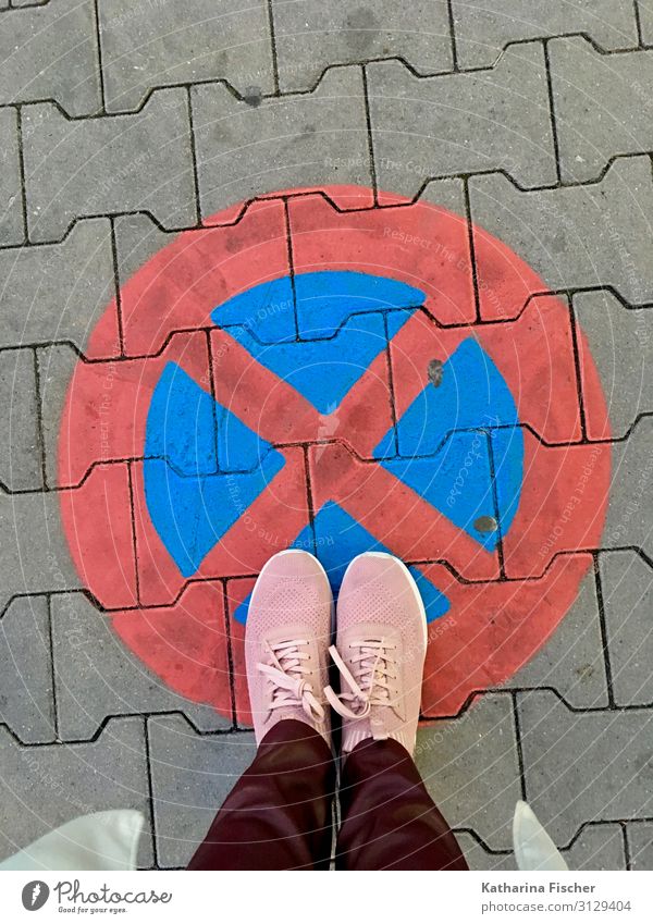 Verbot Halteverbot Beine Fuß Platz Zeichen Schilder & Markierungen Verkehrszeichen Graffiti Kreuz Streifen stehen blau violett rosa rot Turnschuh Straße