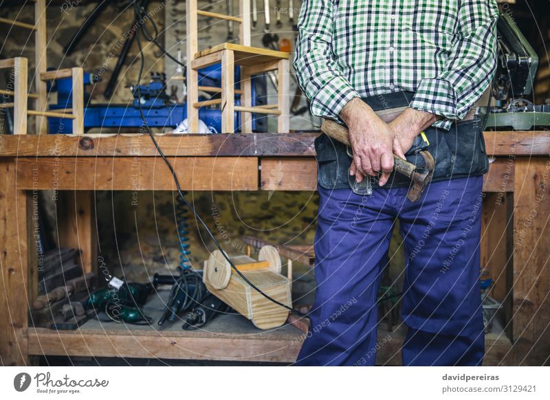 Nicht erkennbarer Zimmermann, der einen Hammer hält. Freizeit & Hobby Stuhl Arbeit & Erwerbstätigkeit Beruf Business Ruhestand Mensch Mann Erwachsene Hand alt