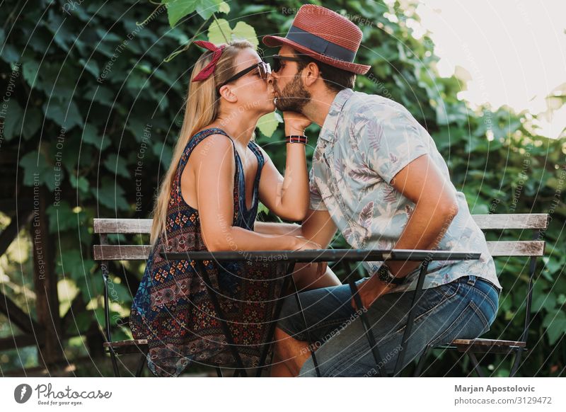 Ein verliebtes Paar, das sich auf der Terrasse küsst. Lifestyle Freude Flirten Valentinstag maskulin feminin Junge Frau Jugendliche Junger Mann Erwachsene
