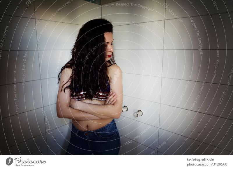 Stilles Philosophieren über den Handwerkermangel Wohnung Bad Badezimmerarmatur Dusche (Installation) Mensch feminin Junge Frau Jugendliche Erwachsene 1