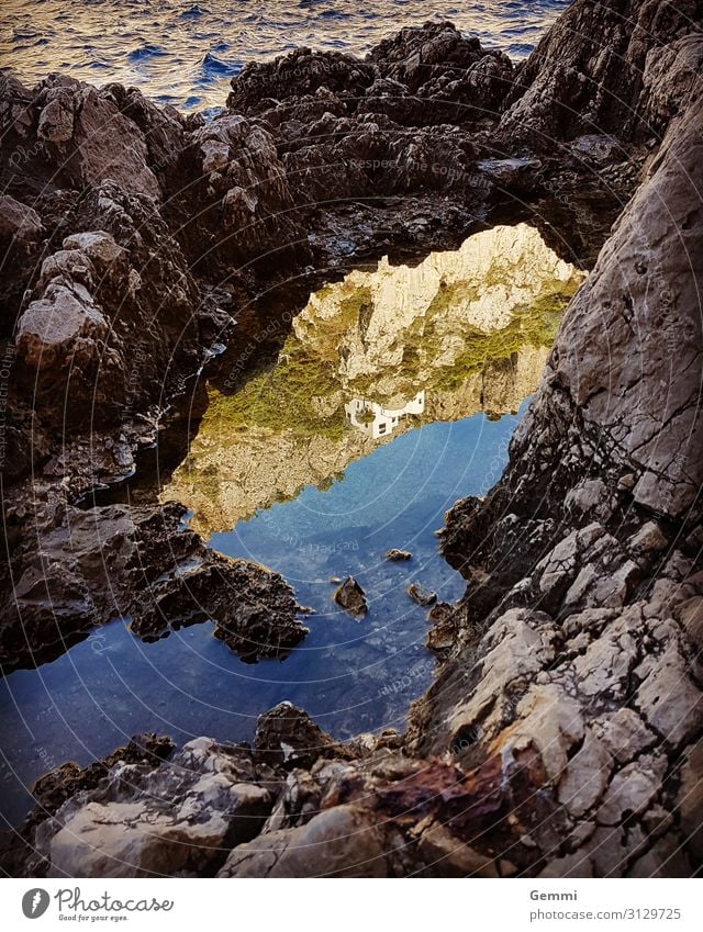Spiegelmeer Zufriedenheit Erholung Meer Insel Wellen Natur Landschaft Wasser Herbst Schönes Wetter Felsen Küste Bucht Capri Felsvorsprung Traumhaus Stein