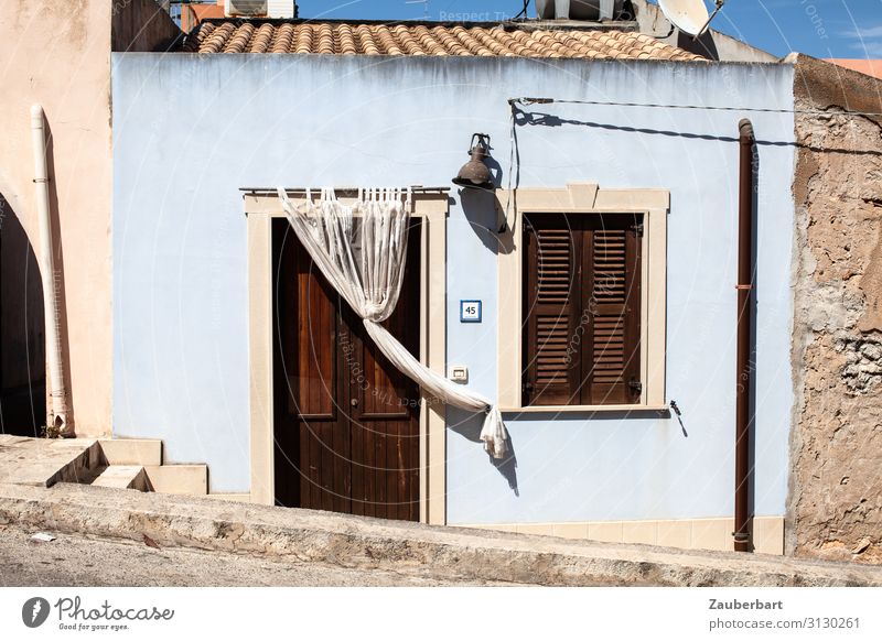 Siesta hellblau Sizilien Italien Europa Kleinstadt Haus Einfamilienhaus Reihenhaus Fassade Fenster Tür Fensterladen Gardine Häusliches Leben braun weiß ruhig