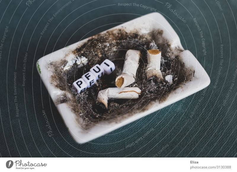 Bäh! / Pfui Zigarettenstummel Aschenbecher eklig Sucht Rauchen Raucher Gestank ungesund Gift Nikotin Ekel Nichtraucher Vogelperspektive Zigarettenasche