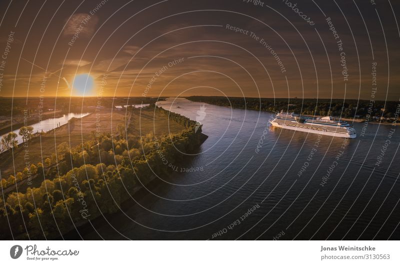 Kreuzfahrtschiff auf der Elbe in Fahrt bei Sonnenuntergang Lifestyle Reichtum Ferien & Urlaub & Reisen Sightseeing Sommer Meer Natur Landschaft Klima