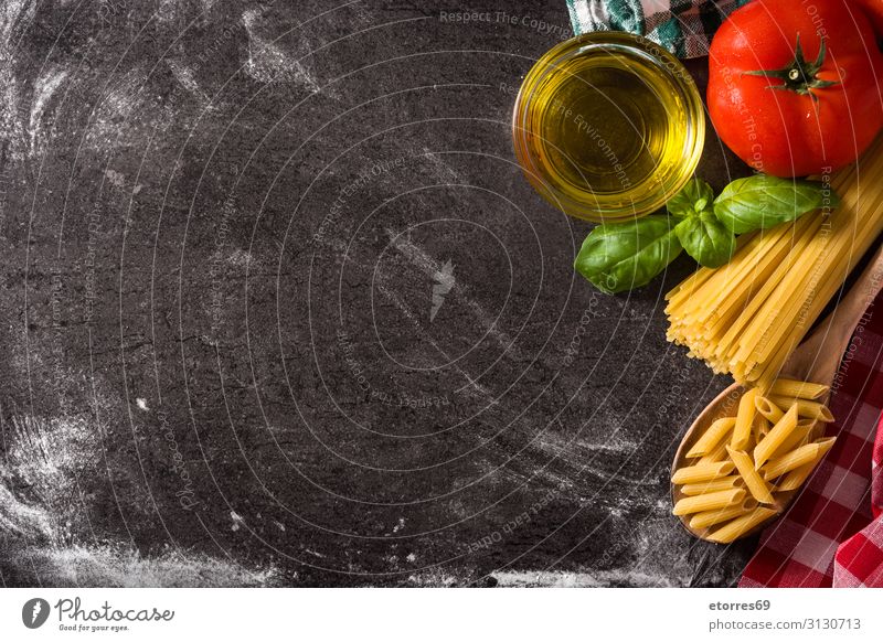 Italienische Pasta und Zutaten. Lebensmittel Gesunde Ernährung Spätzle Tomate Gemüse Spaghetti Makkaroni Gesundheit frisch Essen zubereiten Erdöl rot Basilikum
