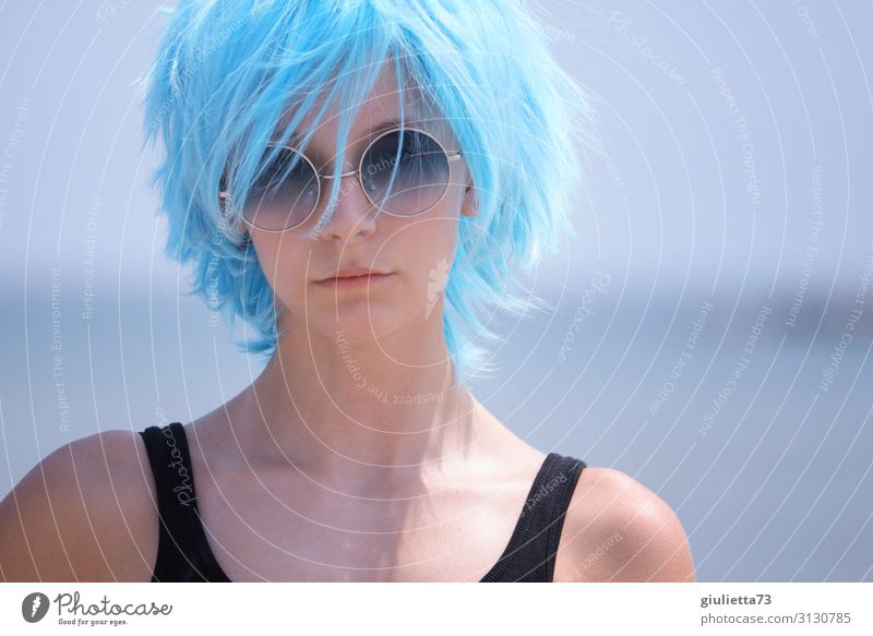 Hipster girl with blue hair and sunglass Junge Frau Jugendliche Leben 1 Mensch 13-18 Jahre Sommer Schönes Wetter Strand Haare & Frisuren kurzhaarig Perücke Punk