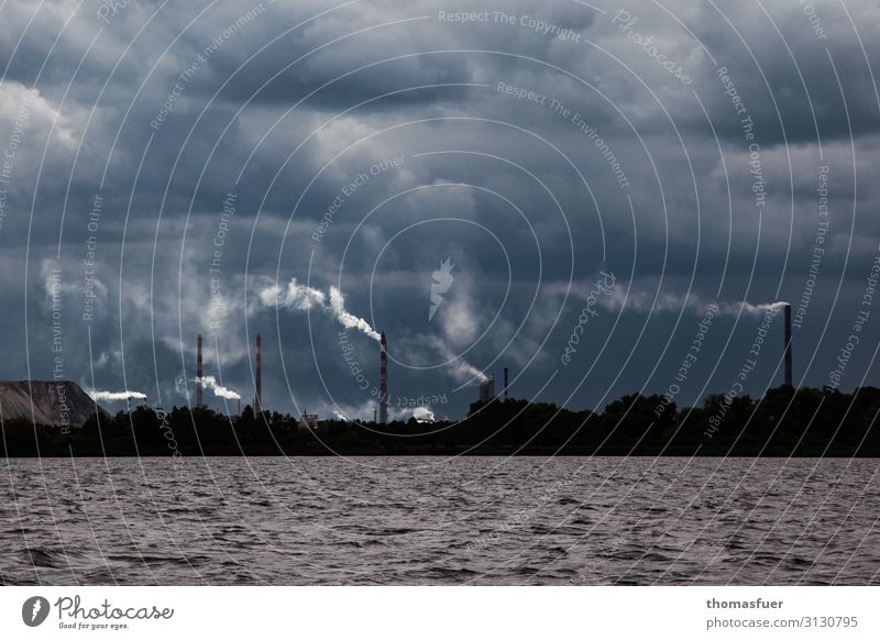 Schornsteine Rauch Wolken und Meer Krankheit Allergie Arbeitsplatz Industrie Energiewirtschaft Kohlekraftwerk Energiekrise Umwelt Landschaft Himmel Horizont