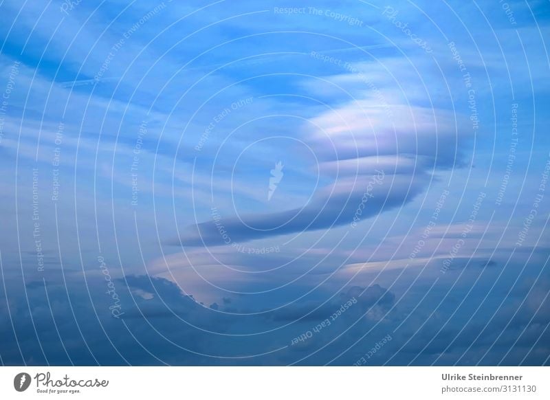 Wolkenwirbel am blauen Himmel Wirbel Luftströmung Tornado Wolkenbild Windhose durcheinandergewirbelt Wirbelwind Wolkenformation luftig stürmisch Luftmassen