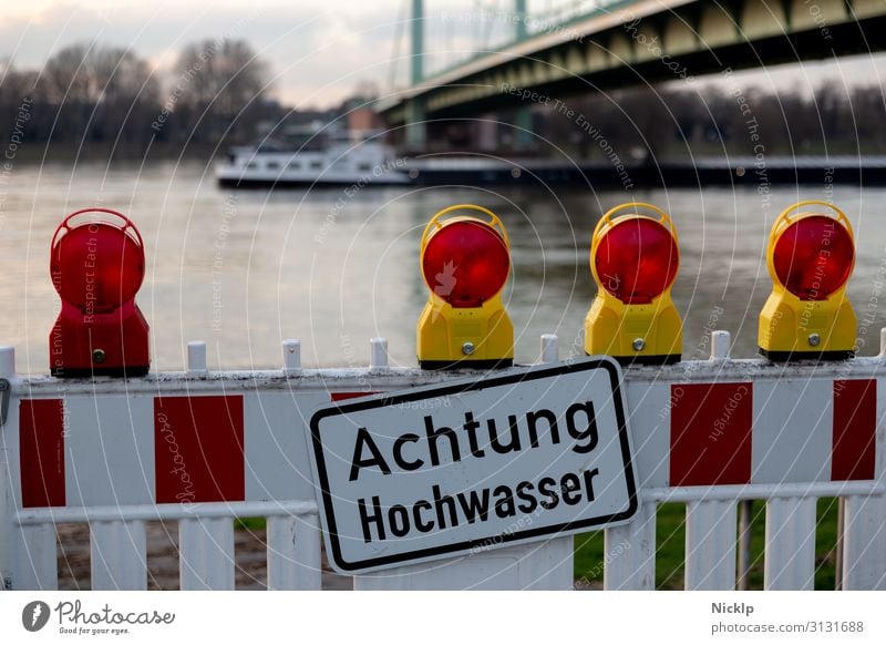 Rhein Hochwasser - Schild "Achtung Hochwasser" - Köln Mülheimer Brücke, 30 Januar 2018 Wasser Nordrhein-Westfalen Warnschild Hinweisschild Barrikade Warnleuchte