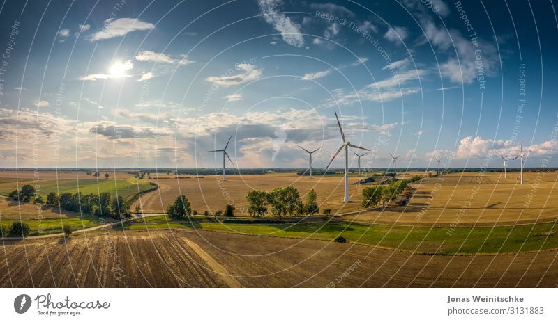 Panorama Landschaft mit Windrädern bei gutem Wetter Wissenschaften Fortschritt Zukunft Energiewirtschaft Erneuerbare Energie Windkraftanlage Natur Sonnenlicht