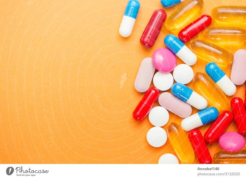 Verschiedene pharmazeutische Medizin-Pillen, -Tabletten und -Kapseln Flasche Gesundheitswesen Behandlung Krankheit Medikament Wissenschaften Krankenhaus blau