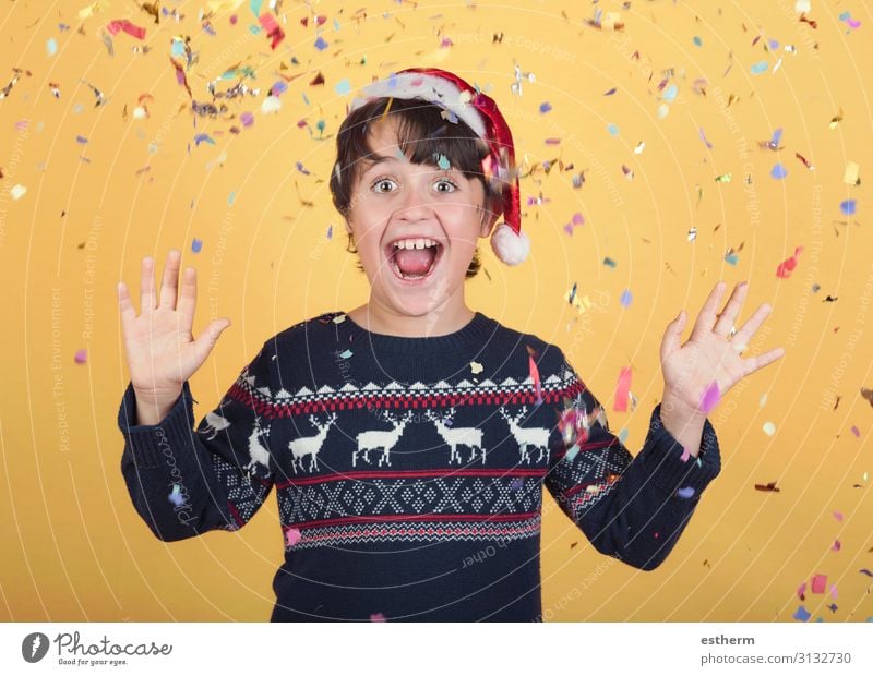 lächelndes Kind mit Konfetti Tragende Weihnachten Weihnachtsmann Hut Freude Winter Feste & Feiern Weihnachten & Advent Silvester u. Neujahr Mensch maskulin