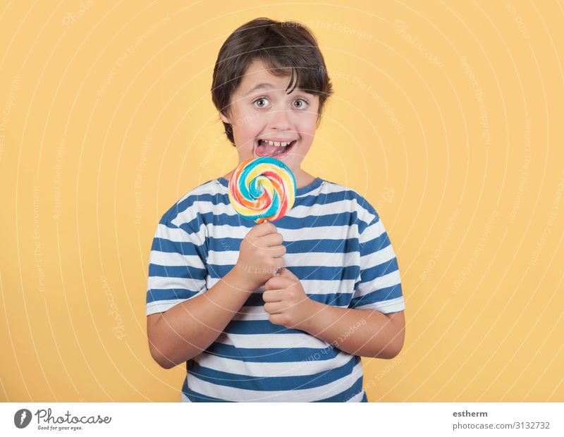 lustiges Kind mit Lolli Lebensmittel Dessert Süßwaren Ernährung Essen Lifestyle Gesicht Mensch maskulin Junge Kindheit Zähne 1 8-13 Jahre festhalten Fitness