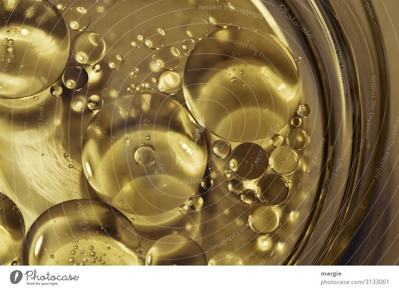 Öl in Wasser goldgelb Lebensmittel Geschirr Teller Schalen & Schüsseln Glas Chemie Chemische Verbindung Chemische Elemente Blase Tropfen Flüssigkeit Reichtum