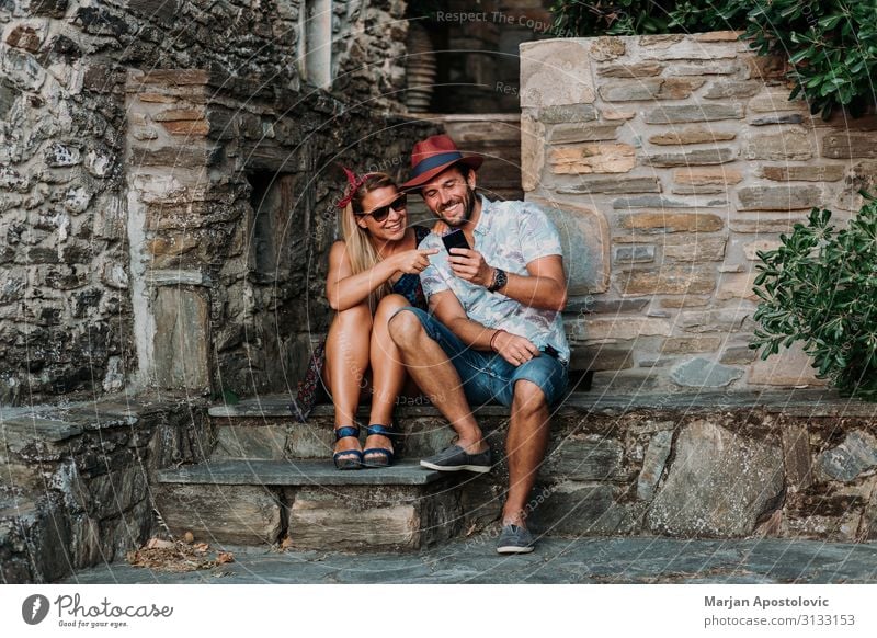Junges Paar mit Smartphone auf den Spuren einer Altstadt Lifestyle Freude Ferien & Urlaub & Reisen Tourismus Sommerurlaub Handy Technik & Technologie