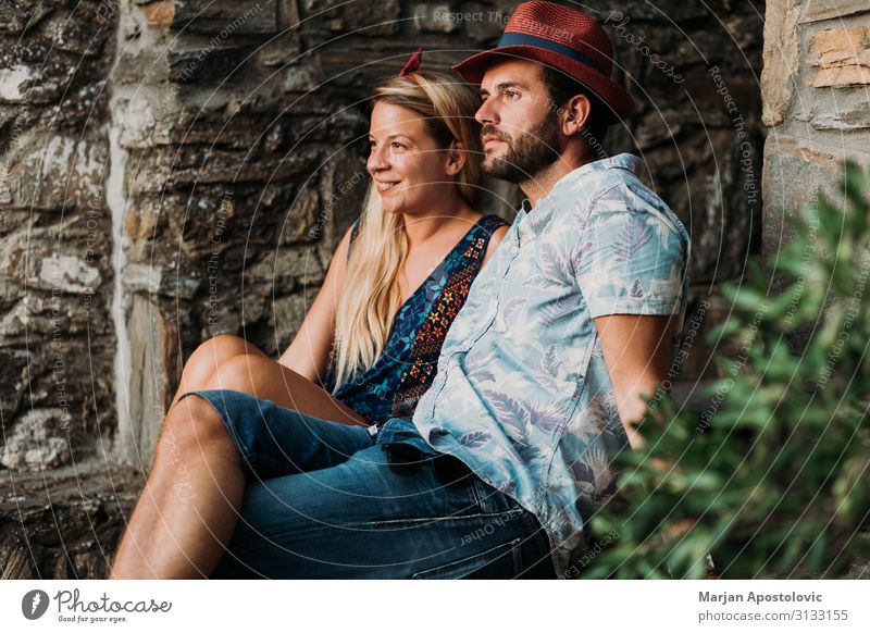 Junges Paar sitzt auf der Treppe in einem alten Dorf Lifestyle Freude Ferien & Urlaub & Reisen Tourismus Sommer Sommerurlaub Mensch maskulin feminin Junge Frau