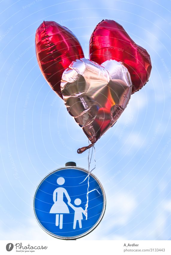 Fußgängerschild mit Luftballons Freude Sightseeing Sommer Feste & Feiern Jahrmarkt wandern Party Himmel Straße Verkehrszeichen Verkehrsschild Fußgängerzone