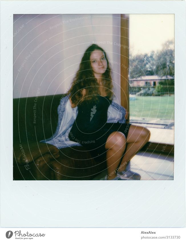Polaroid: Junge Frau zieht ihre Jacke aus Stil schön Häusliches Leben Sofa Jugendliche 18-30 Jahre Erwachsene Garten Balkon Fenster Kleid brünett langhaarig