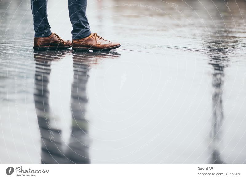 Mann steht mit Spiegelung bei Regenwetter auf der nassen Straße spiegeln Schatten Herbst herbstlich Reflexion & Spiegelung Farbfoto Wassertropfen Außenaufnahme