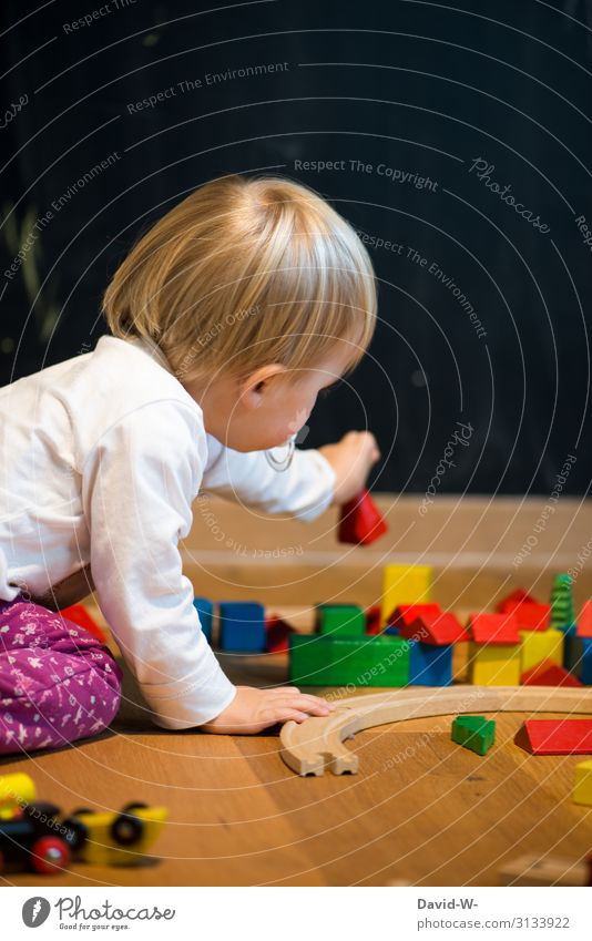 Besser Spielzeug aus Holz als aus Plastik Spielen Häusliches Leben Wohnung Kinderzimmer Mensch feminin Kleinkind Mädchen Kindheit Hand Finger 1 1-3 Jahre Umwelt