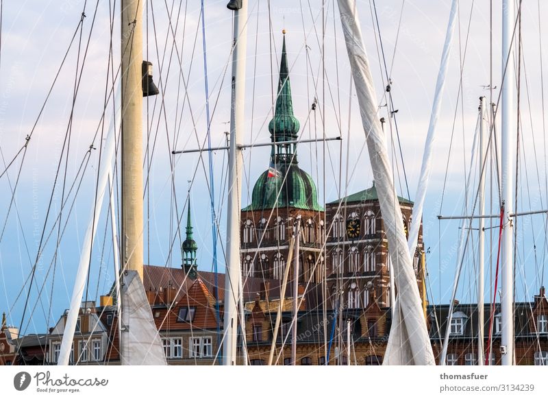 Masten von Segelbooten, dahinter. Kirche Ferien & Urlaub & Reisen Tourismus Ausflug Sightseeing Städtereise Sommer Wassersport Segeln Schönes Wetter Ostsee