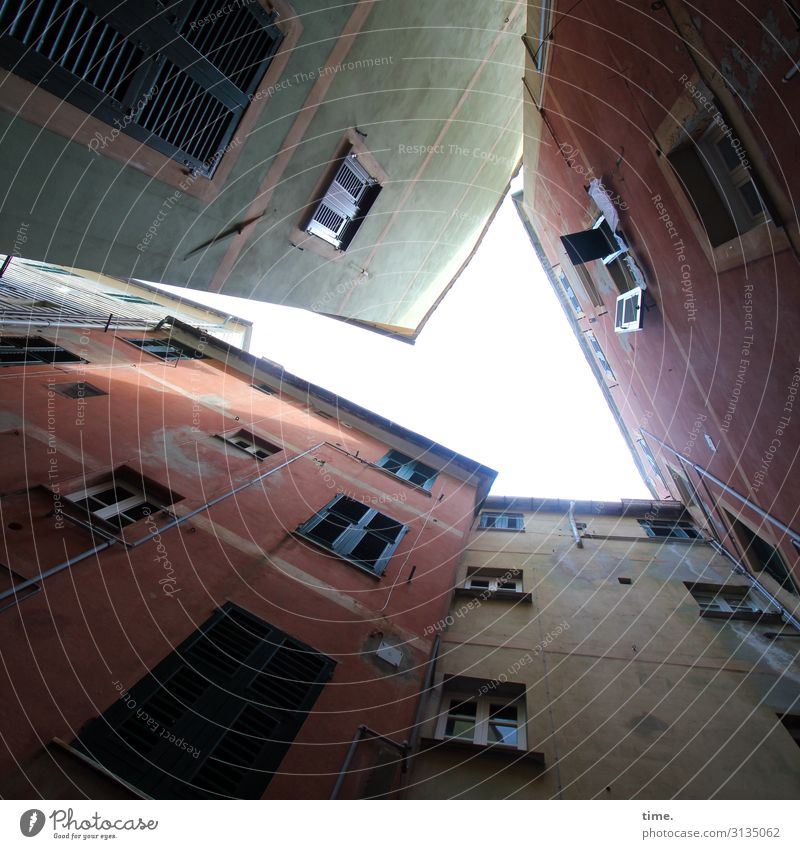 Nachbarschaften (I) Italien Stadtzentrum Haus Architektur Mauer Wand Fassade Fenster historisch hoch Gefühle Vertrauen Sicherheit Schutz Leben Angst Todesangst
