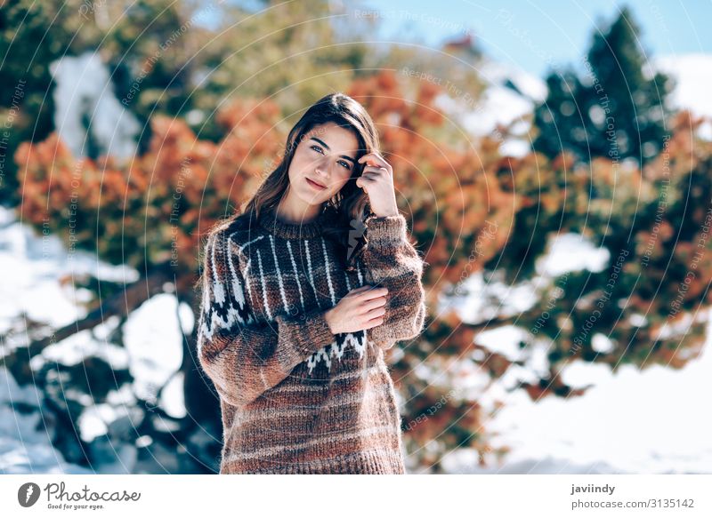 Junge Frau genießt die verschneiten Berge im Winter Lifestyle Stil Freude Glück schön Haare & Frisuren Gesicht Schminke Schnee Berge u. Gebirge